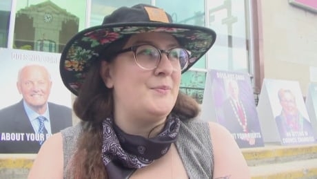 Penticton residents stage sidewalk sit-in to protest new bylaw