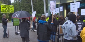 Vancouver Aquarium lawsuit against city, park board draws protest