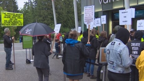 Vancouver Aquarium lawsuit against city, park board draws protest