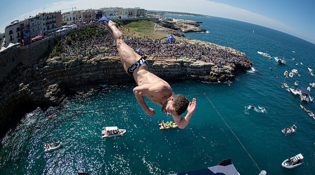 World’s top cliff divers make splash in Italy