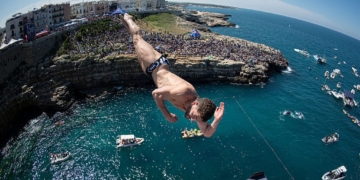 World’s top cliff divers make splash in Italy