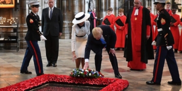 Trumps lay wreath in Westminster Abbey