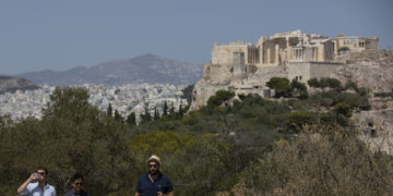 Hot weather in Greek capital shuts down Acropolis