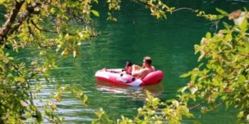 Group tubing Cowichan river assailed by man throwing rocks