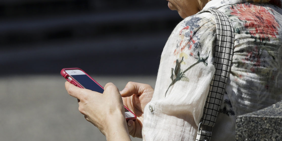 Phone-in-cheek: Spike seen in cellphone-linked face injuries