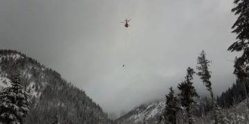 2 teenage snowboarders lost in B.C.’s backcountry burned homework to stay warm