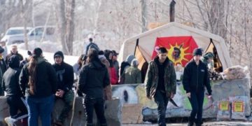 Quebec premier says Kahnawake Mohawks have AK-47s, slowing police response to injunction