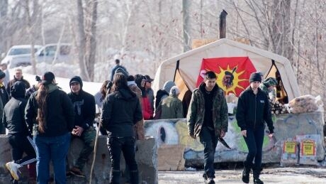 Quebec premier says Kahnawake Mohawks have AK-47s, slowing police response to injunction