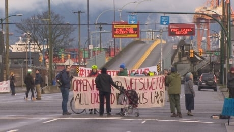 Police action in Wet’suwet’en territory sparks solidarity actions nationwide