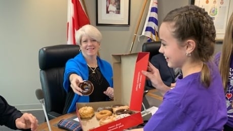 Penticton students encourage government officials to join random acts of caring movement