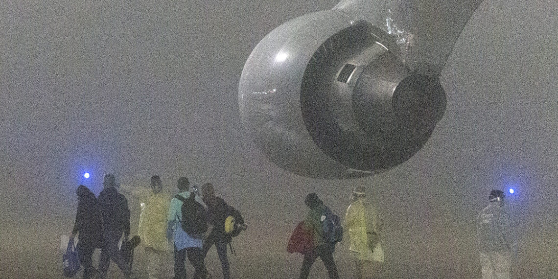 China reports 1,886 new virus cases, death toll up by 98