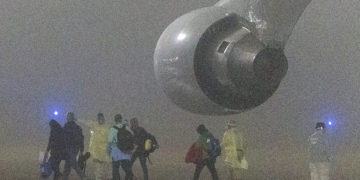 China reports 1,886 new virus cases, death toll up by 98