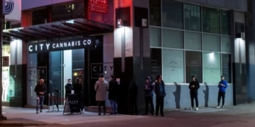 B.C. doctors urge province to close all non-essential businesses, enforce social distancing