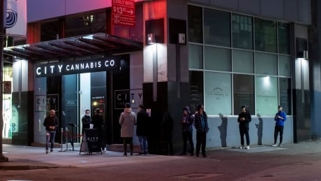 B.C. doctors urge province to close all non-essential businesses, enforce social distancing