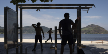 AP PHOTOS: Isolated fitness fans turn to Internet, outdoors