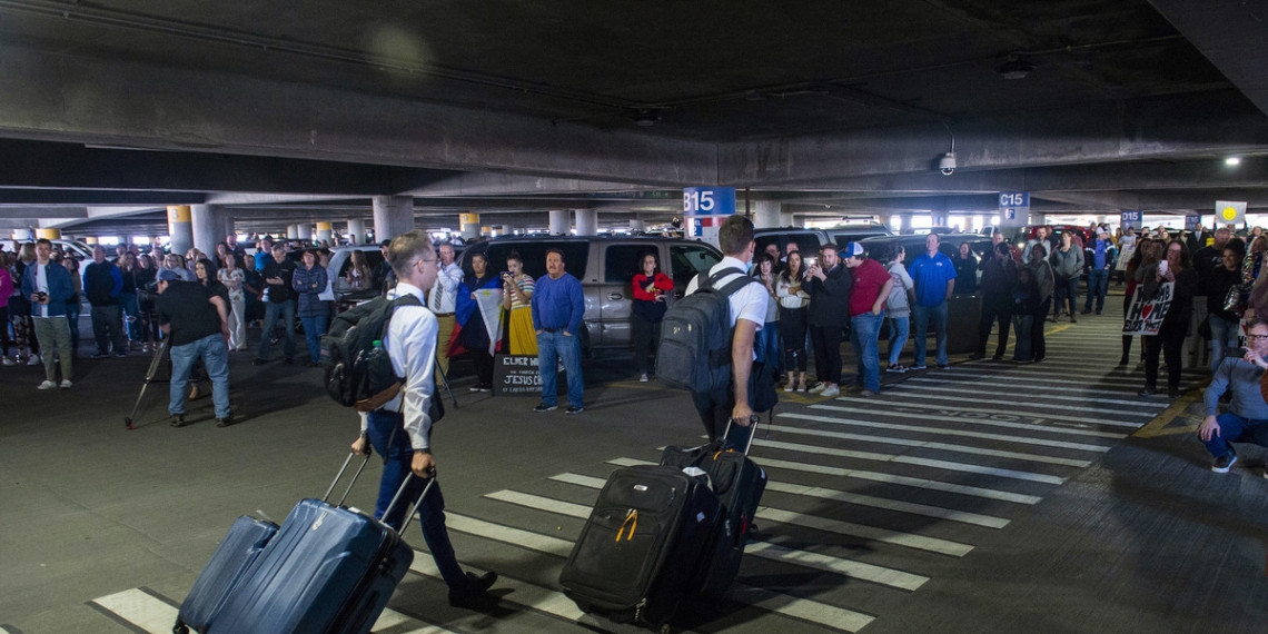 Romney chides Mormons at airport who greeted missionaries