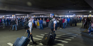 Romney chides Mormons at airport who greeted missionaries