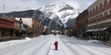 Banff starts COVID-19 ‘checkstops’ to dissuade visitors to Alberta mountain town