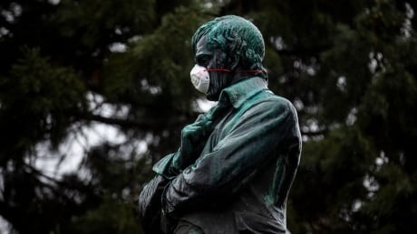 B.C. health officials ‘considering’ widespread mask use as COVID-19 cases rise
