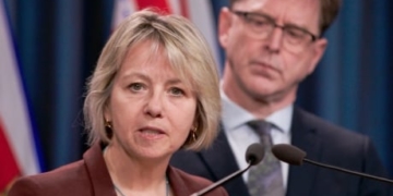 Failure to quarantine after travel would be ‘a real betrayal’: health minister