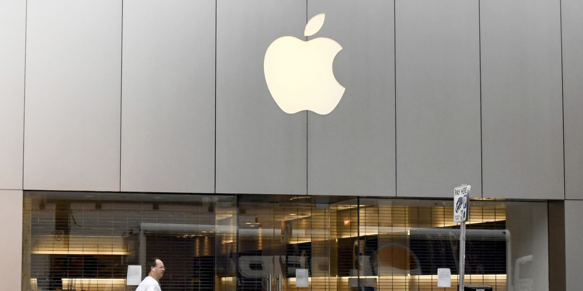 Apple, Google to adapt phones for virus infection tracking