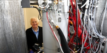 Kirkland master of the electron microscope wins one of science’s biggest prizes