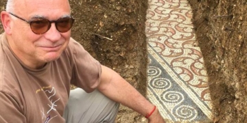 Well-preserved Roman mosaic unearthed in Italian vineyard