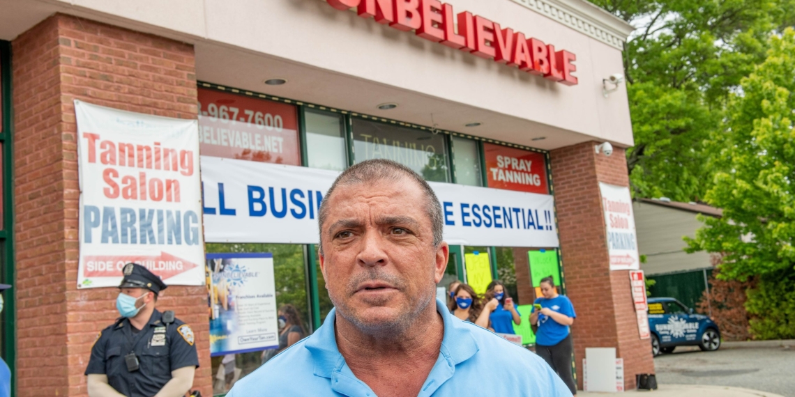 Staten Island tanning salon protest burns out quickly as cops slap owner with $1,000 fine for opening his doors