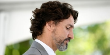 Government to launch benefit-finder tool for emergency aid as parties spar over return of Parliament