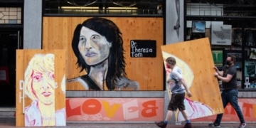 Murals of Canadian doctors leading COVID-19 fight removed from Vancouver building