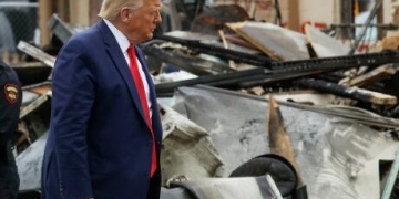 Trump praises police, blames Democrats for Kenosha violence