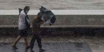 Cyclone spares India’s business capital from major damage