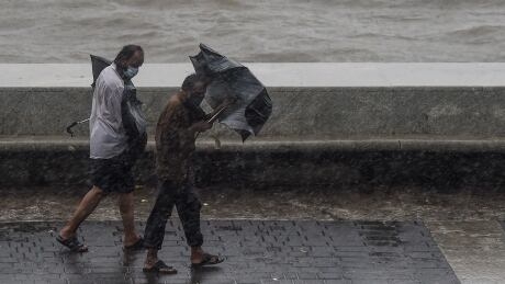 Cyclone spares India’s business capital from major damage