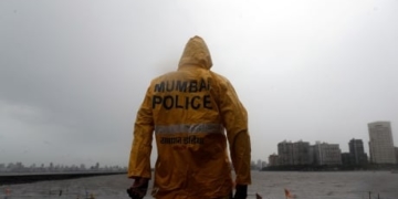 Cyclone lashes India’s business capital, 100,000 evacuated