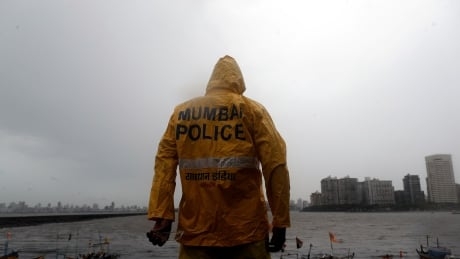 Cyclone lashes India’s business capital, 100,000 evacuated