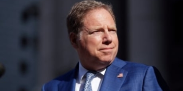 U.S. attorney who oversaw cases of Trump allies refutes Barr statement saying he’s resigning