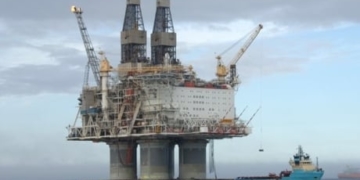 Canadian and U.S. oil and gas rigs fall to record lows