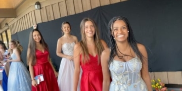 Parents on B.C.’s Salt Spring Island organize grocery store grad party that gives to food bank