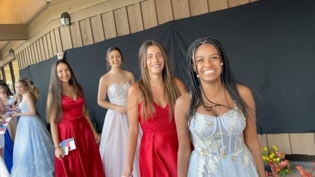 Parents on B.C.’s Salt Spring Island organize grocery store grad party that gives to food bank