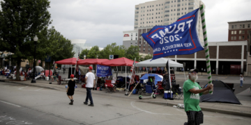 Thousands headed to indoor Trump rally, raising virus fears