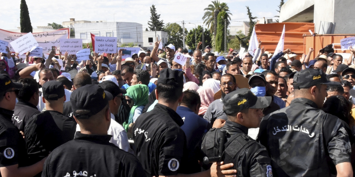 Jobless for years, Tunisians march on capital, demand work