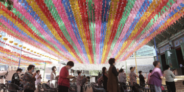 Virus cases surge in US, worldwide, but slow in China, Korea