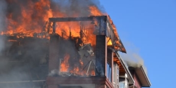 Fire tears through apartment building in Langley, B.C.
