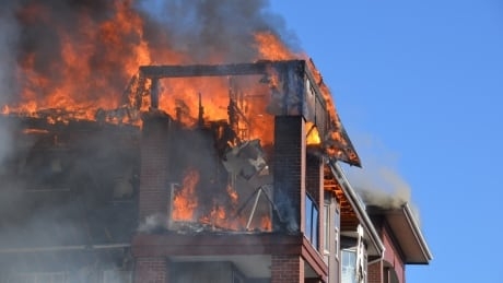 Fire tears through apartment building in Langley, B.C.