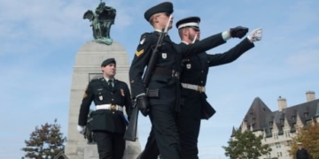 Sentries return to National War Memorial as COVID-19 threat recedes