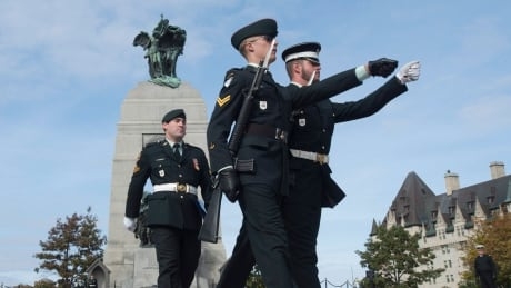 Sentries return to National War Memorial as COVID-19 threat recedes