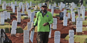 Burial traditions clash with coronavirus safety in Indonesia