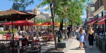 One month after Canada Day outbreak, Kelowna struggles to balance tourism and COVID-19 sense