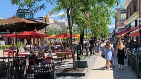 One month after Canada Day outbreak, Kelowna struggles to balance tourism and COVID-19 sense