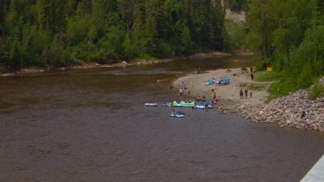 Pembina River tubing trip leaves six stranded overnight